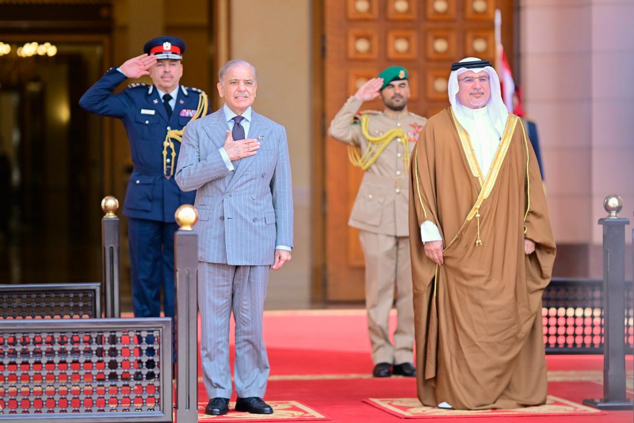 Prime Minister Muhammad Shehbaz Sharif reveives guard of honor at the Al-Qudaibiya Palace in Manama on 26 November 2025 (PMO)